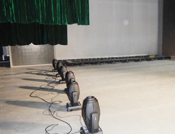 廣東文藝職業學院音樂與舞蹈學院排練室項目交付，包含舞臺幕布、舞臺燈光設備等